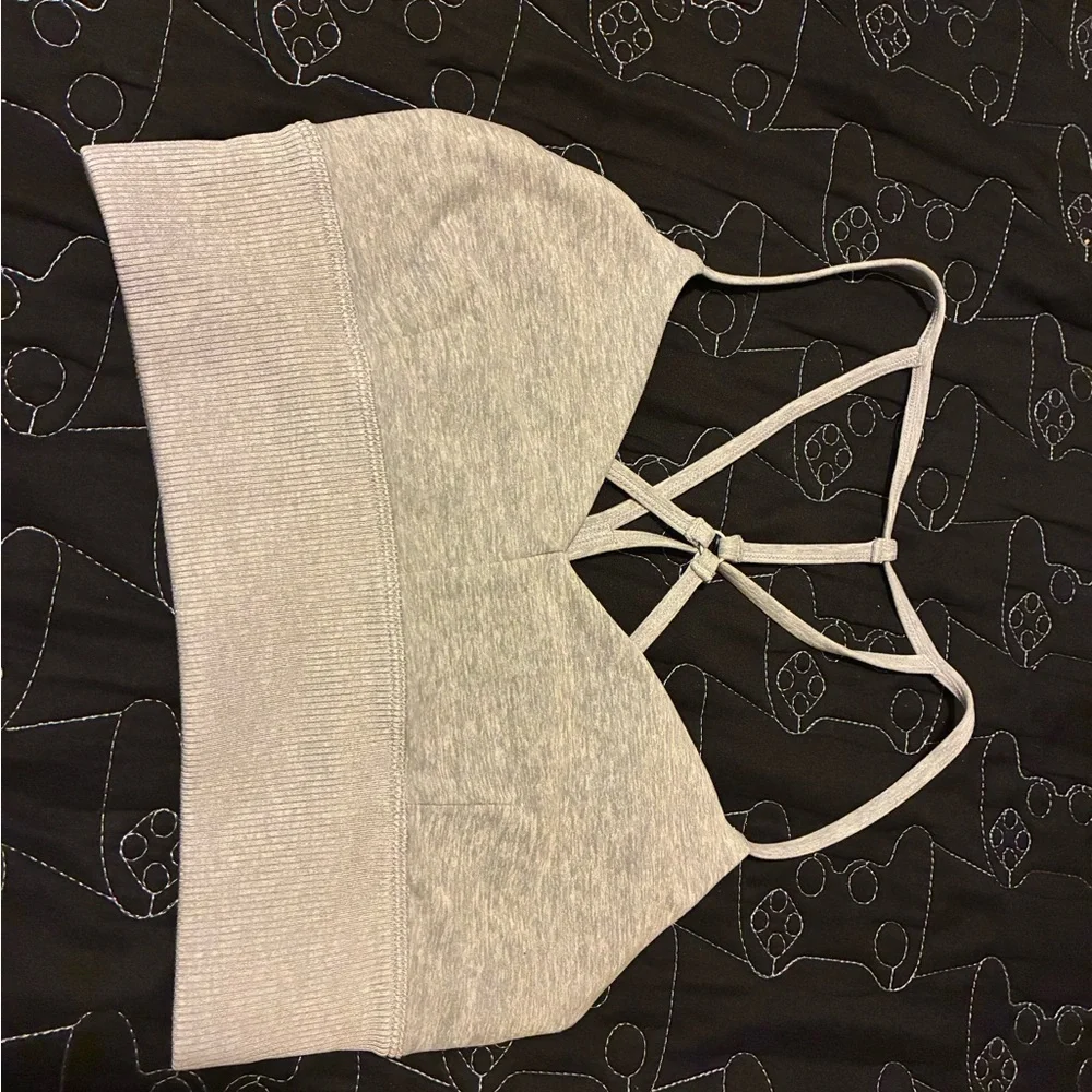 Alo Yoga Light Gray Workout Top - Picture 2 of 7